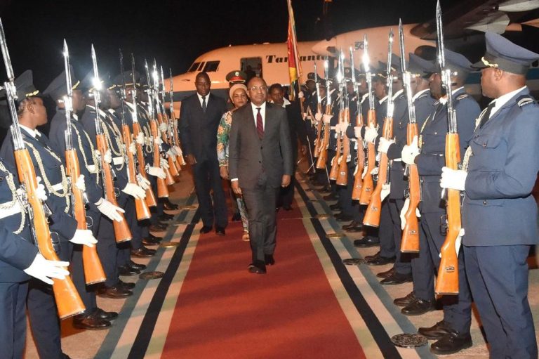 RAIS MWINYI AWASILI JIJINI MAPUTO MSUMBIJI