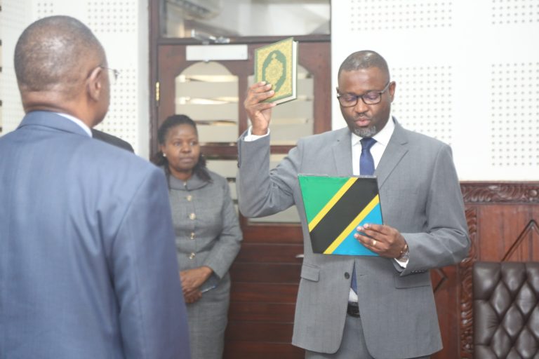 MWANASHERIA MKUU WA SERIKALI AAPISHWA KUWA KAMISHNA WA TUME YA UTUMISHI WA MAHAKAMA