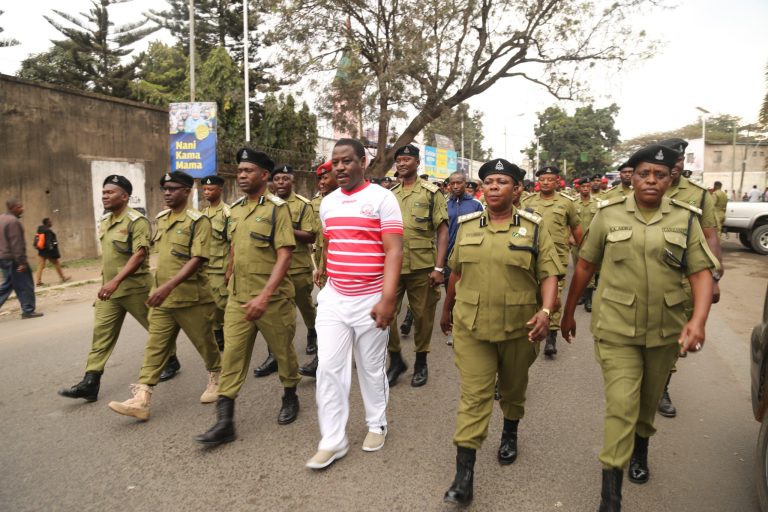 POLISI ARUSHA WACHANGIA DAMU, WAFANYA MATEMBEZI KUADHIMISHA MIAKA 60 JESHI HILO.