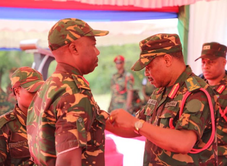 MKUU WA MAJESHI JENERALI JACOB MKUNDA KWA NIABA YA AMIRI JESHI MKUU  RAIS SAMIA AWAVISHA NISHANI  MAJENERALI