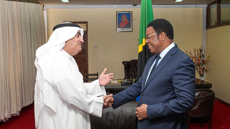 WAZIRI MKUU AKUTANA NA BALOZI WA KUWAIT