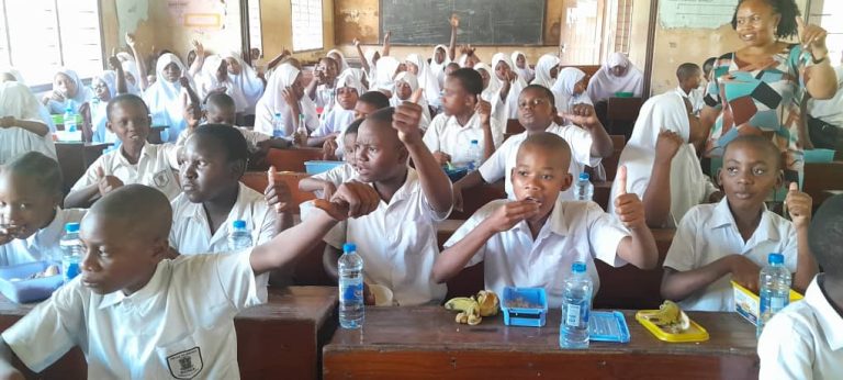 BECHINA ATOA CHAKULA BURE KWA WANAFUNZI ZAIDI YA 300 DARASA LA SABA ILALA