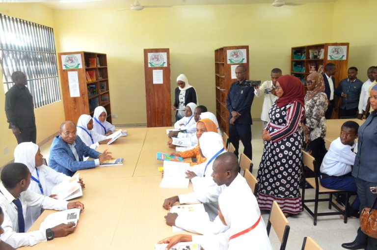 RAIS WA ZANZIBAR NA MWENYEKITI WA BARAZA LA MAPINDUZI DK HUSSEIN ALI MWINYI AFUNGUA SKULI YA GHOROFA TATU MKOKOTONI KASKAZINI UNGUJA