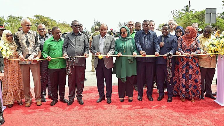 RAIS WA ZANZIBAR MHE.DK.HUSSEIN ALI MWINYI AMEZINDUA BARABARA YA JOZANI,UKUNGORONI,CHARAWE NA BWEJUU MKOA WA KUSINI UNGUJA
