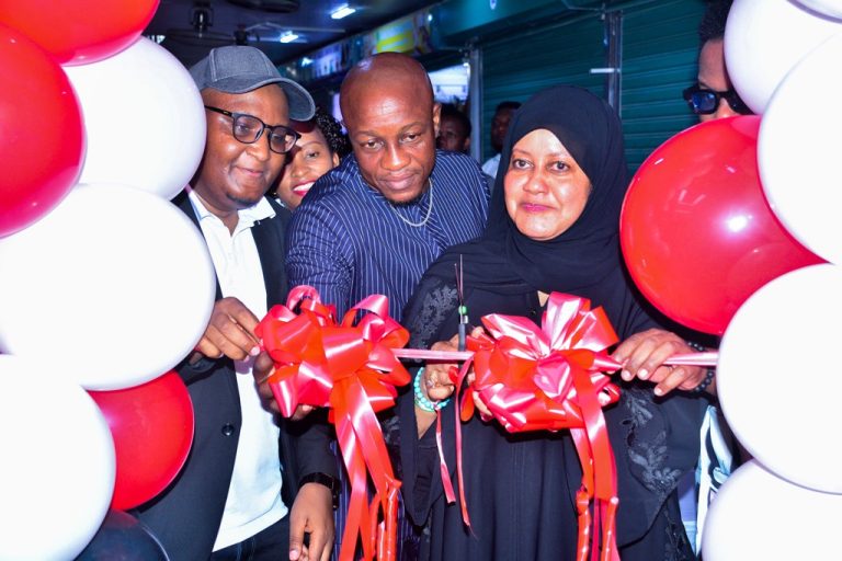 MKURUGENZI TANTRADE AZINDUA DUKA RENZO SHOES PLAZA KUTATUA CHANGAMOTO ZA WATANZANIA.