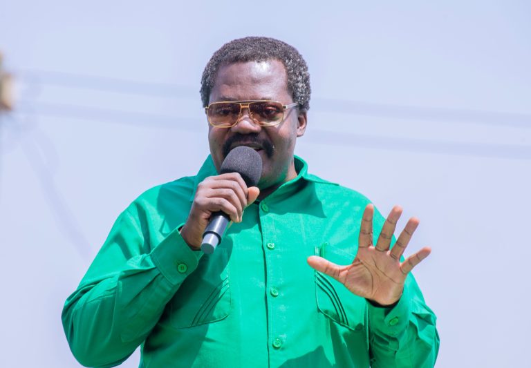 KATIBU MKUU NCHIMBI AKISALIMIA WANANCHI WA KAGONGWA KAHAMA