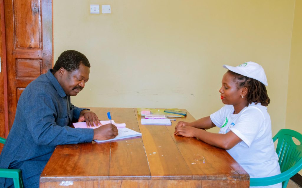 BALOZI NCHIMBI AJIANDIKISHA KUPIGA KURA SERIKALI ZA MITAA, ATOA WITO WATU KUJITOKEZA KWA WINGI