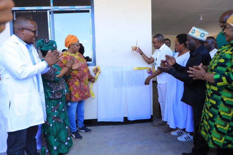 WANANCHI WA SINGIDA WASHIRIKIANA NA SERIKALI KUJENGA ZAHANATI