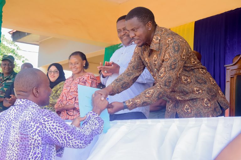 HATI 136 ZA KIMILA ZAKABITHIWA KWA WAFUGAJI KATIKA ZIARA YA WAZIRI WA UJENZI WILAYA YA KIBITI