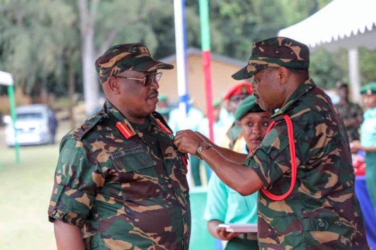 MKUU WA MAJESHI JENERALI MKUNDA AWAVISHA NISHANI MAJENERALI, MAAFISA NA ASKARI WA (JWTZ) ZANZIBAR
