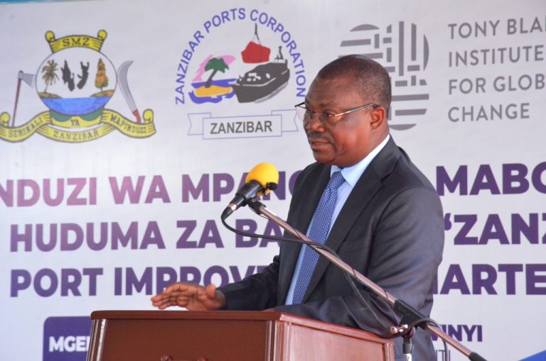 RAIS WA ZANZIBAR ASHUHUDIA UTIAJI SAINI MPANGO WA MABORESHO YA HUDUMA ZA BANDARI ZANZIBAR.