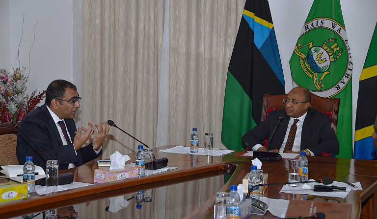 RAIS WA ZANZIBAR MHE.DK.HUSSEIN MWINYI AMEKUTANA NA MADAKTARI BINGWA KUTOKA GENEVA USWISI