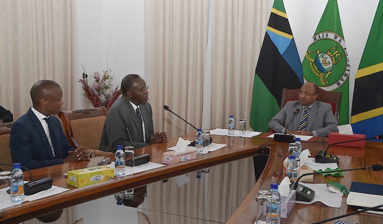 RAIS WA ZANBZIBAR AZUNGUMZA NA UONGOZI WA BENKI YA STANBIC TANZANIA IKULU ZANZIBAR