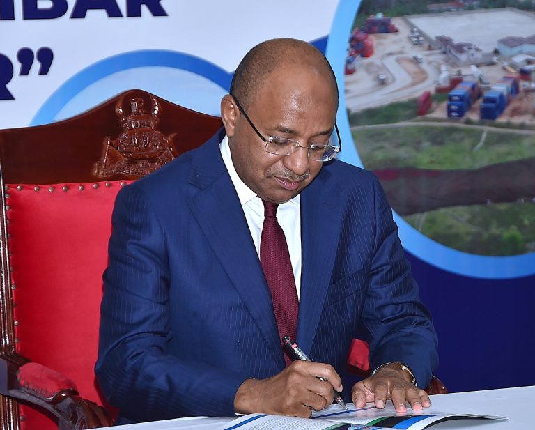RAIS DK. MWINYI ASHUHUDIA UTIAJI WA SAINI WA MPANGO WA MABORESHO YA UTOAJI WA HUDUMA WA BANDARI ZANZIBAR 