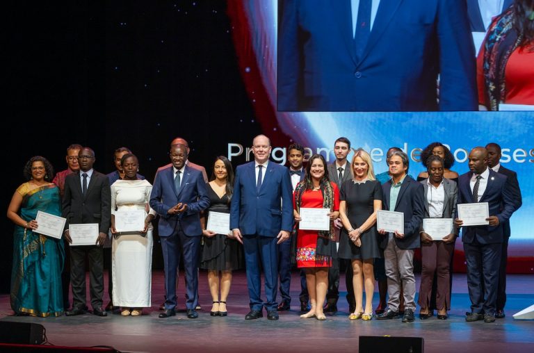 DK. CHANG’A ATUNUKU VYETI WANAFUNZI WA SHAHADA YA UZAMIVU KATIKA SAYANSI YA MABADILIKO YA TABIANCHI, MONACO