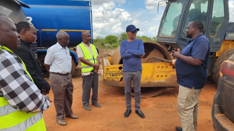 MTENDAJI MKUU TARURA AMUAGIZA MKANDARASI KUKAMILISHA UJENZI WA NGUZO MBILI ZA DARAJA LA MOHORO KABLA YA MSIMU WA MVUA