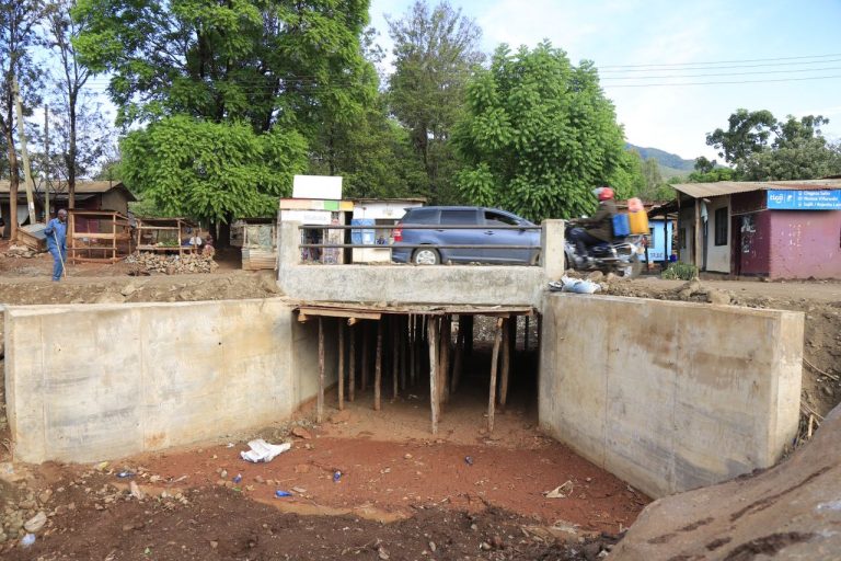 WANANCHI WA BABATI WAMSHUKURU DKT. SAMIA KWA KUWAFUNGULIA BARABARA 