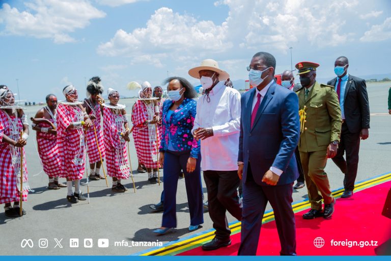 RAIS YOWERI MUSEVENI AKIWASILI ARUSHA KWA MKUTANO WA WAKUU WA NCHI ZA EAC