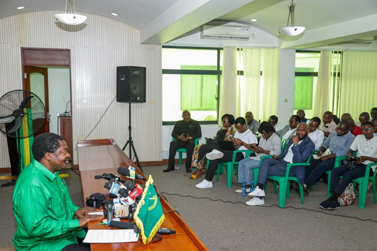 NCHIMBI AZUNGUMZA NA WAHARIRI WA VYOMBO VYA HABARI