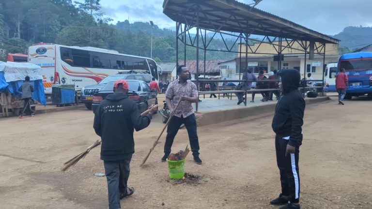 DC SUMAYE AONGOZA WANANCHI KUFANYA USAFI MAADHIMISHO YA MIAKA 63 YA UHURU 
