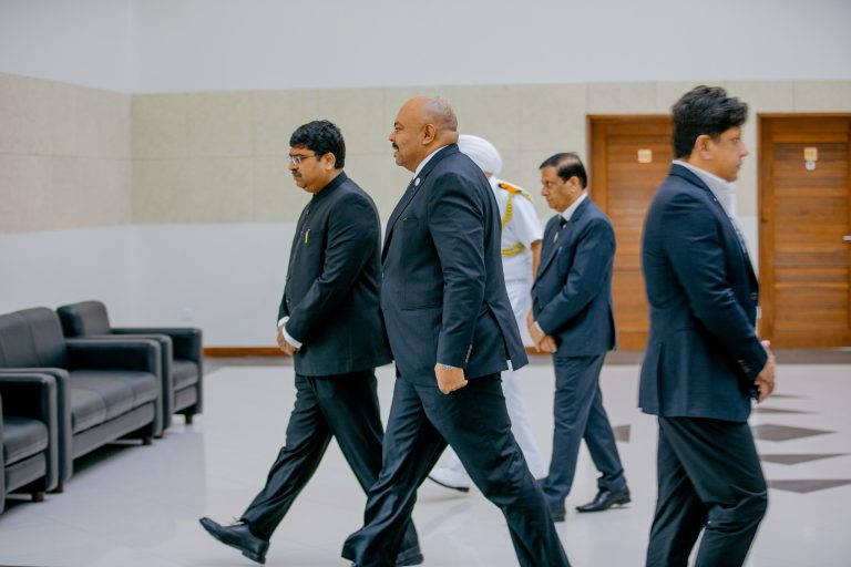 WAZIRI KOMBO ASAINI KITABU CHA MAOMBOLEZO UBALOZI WA INDIA