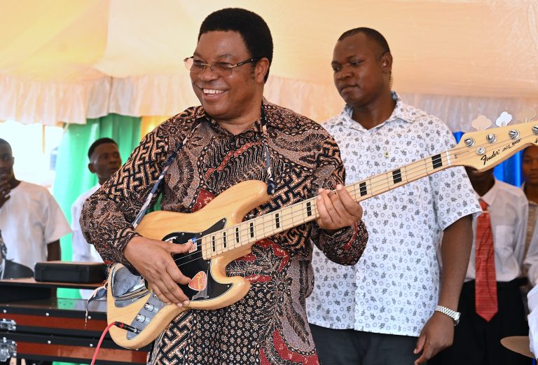 WAZIRI MKUU AKABIDHI VIFAA VYA MUZIKI KWA BENDI YA MKURUPUKO YA MBEKENYERA, RUANGWA