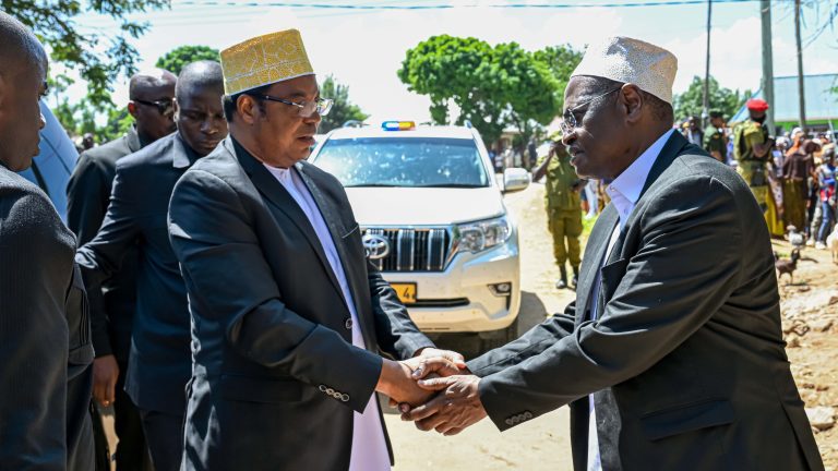 WAZIRI MKUU AMWAKILISHA RAIS KWENYE MAZISHI YA JAJI MWANAISHA KWARIKO