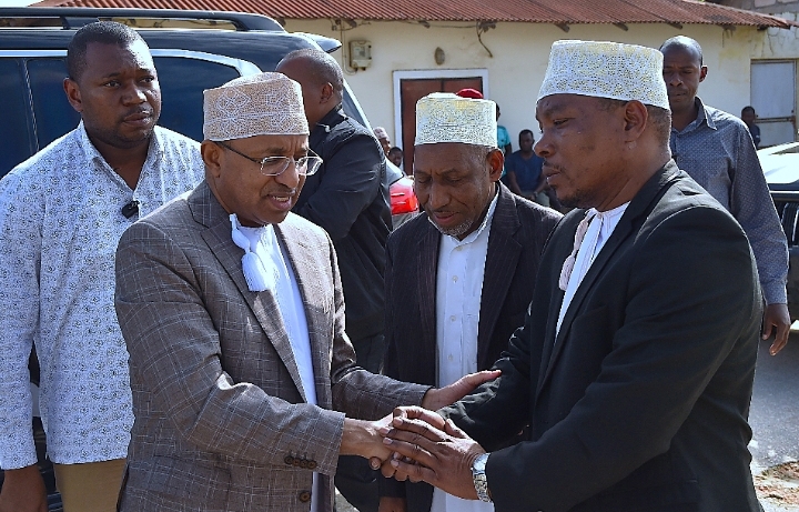 RAIS WA ZANZIBAR ALHAJJ DK.HUSSEIN MWINYI AJUMUIKA NA WAUMINI WA DINI YA KIISLAMU KATIKA SALA YA MAITI YA MAREHEMU BI.MTUMWA ALI SALUM MASJID MAMIALI SAATENI LEO