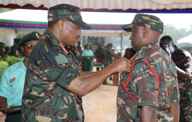 JENERALI MKUMDA AWAVISHA NISHANI MAJENERALI, MAAFISA NA MAASKARI WA (JWTZ) MBALIMBALI MKOANI TABORA