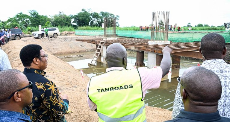 WAZIRI MKUU AAGIZA TANROADS WAONGEZE KASI YA UJENZI DARAJA LA SIMIYU