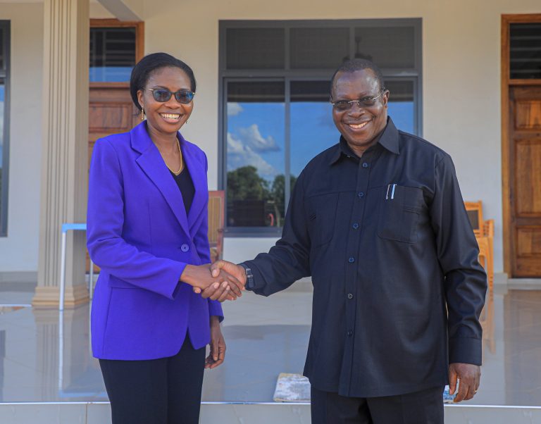 MAKAMU WA RAIS AKUTANA NA VIONGOZI WA NMB