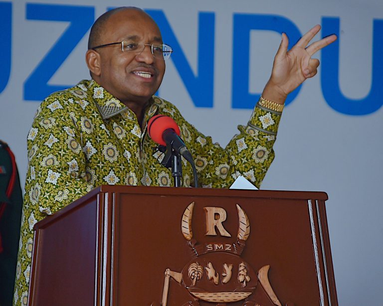 RAIS WA ZANZIBAR MHE.DK.HUSSEINNMWINYI AMEFUNGUA KITUO CHA KISASA CHA MABASI KIJANGWANI WILAYA YA MJINI IKIWA NI SHAMRASHAMRA ZA MIAKA 61 YA MAPINDUZI YA ZANZIBAR -FILE -1