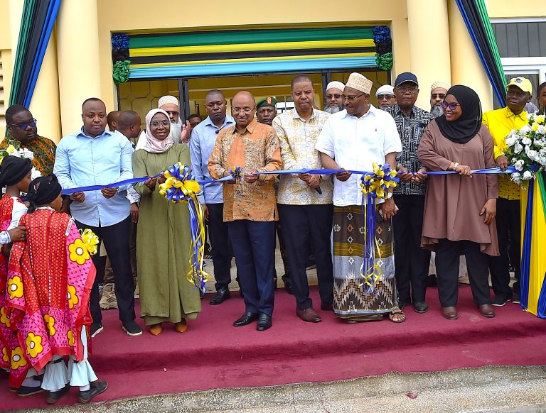 RAIS WA ZANZIBAR MHE.DK.HUSSEIN MWINYI AFUNGUA SKULI YA SEKONDARI YA KWANZA TUMBATU IKIWA NI SHAMRASHAMRA ZA MIAKA 61 YA MAPINDUZI