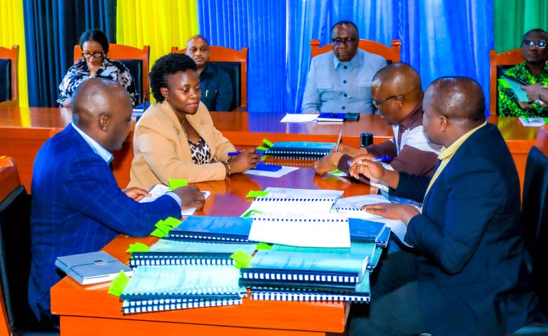 RC MACHA ASHUHUDIA UTIAJI SAINI MIKATABA 9 YA MIRADI YA MAJI KATI YA RUWASA NA WAKANDARASI