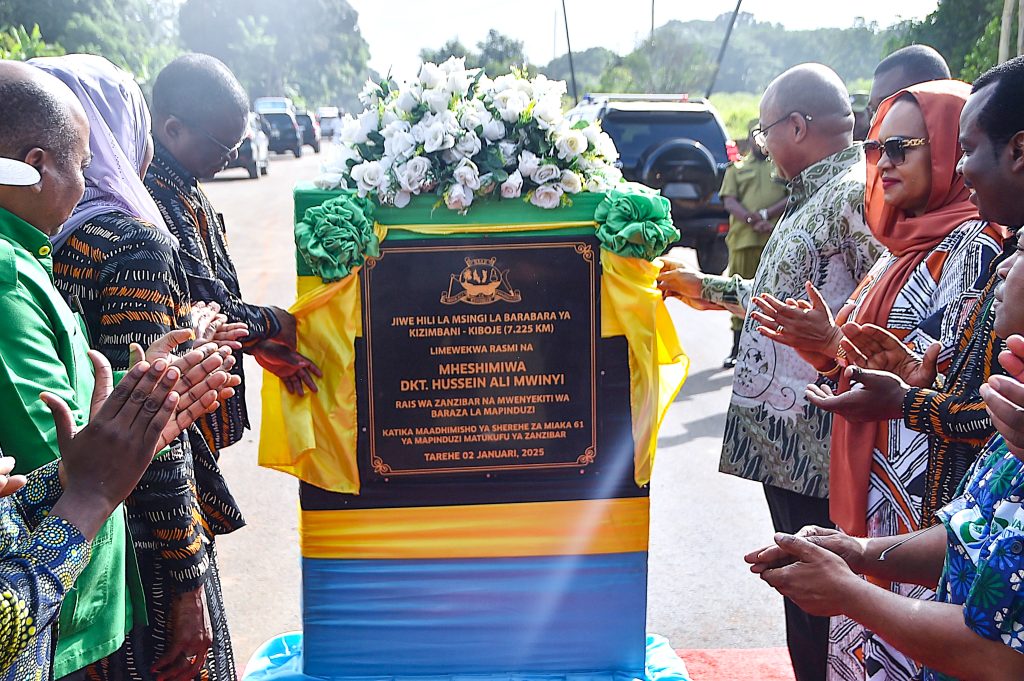 RAIS WA ZANZIBAR MHE.DK.HUSSEIN MWINYI AMEWEKA JIWE LA MSINGI LA UJENGI WA BARABARA YA KIZIMBANI HADI KIBOJE KWA KIWANGO CHA LAMI