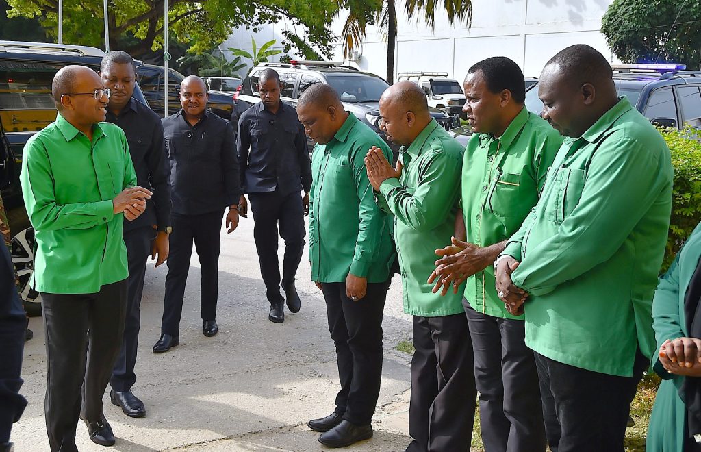 MAKAMU MWENYEKITI WA CCM ZANZIBAR RAIS WA ZANZIBAR MHE.DK.HUSSEIN MWINYI AMEONGOZA KIKAO CHA KAMATI MAALUMU YA HALMASHAURI KUU YA CCM ZANZIBAR