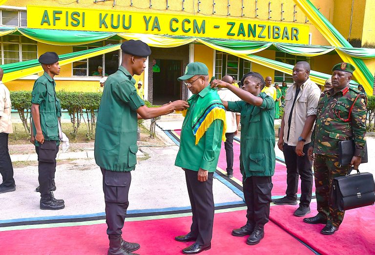 MAPOKEZI WA MAKAMU MWENYEKITI WA CCM ZANZIBAR RAIS WA ZANZIBAR MHE.DK.HUSSEIN MWINYI ZANZIBAR.