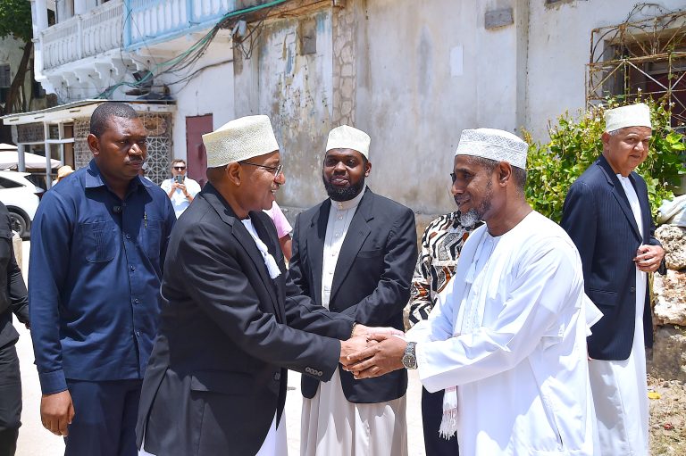 RAIS WA ZANZIBAR ALHAJJ DK.HUSSEIN MWINYI AMEJUMUIKA NA WANANCHI KATIKA SALA YA IJUMAA MSIKITI MKUU WA IJUMAA MALINDI JIJINI ZANZIBAR