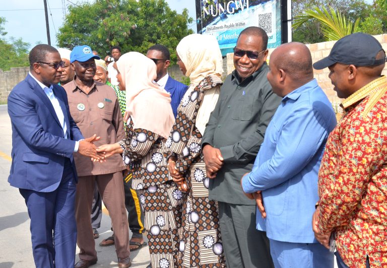 WAZIRI WA UJENZI WA TANZANIA ABDALLA ULEGA AFUNGUA BARABARA YA UWANJA WA NDEGE NA MJI WA NUNGWI KASKAZINI UNGUJA