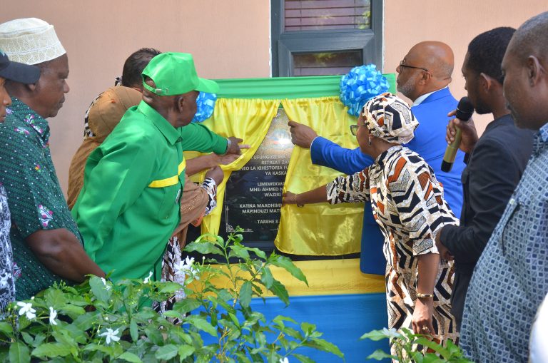 WAZIRI WA AFYA NASSOR AHMED MAZRUI AMEFUNGUA VILLA ZA HERITAGE SUNSET RETREAT FUKUCHANI ZANZIBAR.