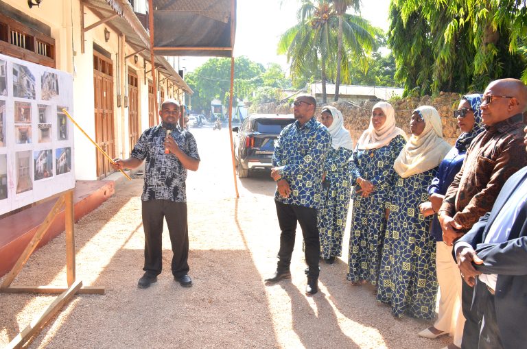 WAZIRI WA NCHI OFISI YA RAIS KAZI UCHUMI NA UWEKEZAJI AFUNGUA NYUMBA ZA MAKAAZI NA BIASHARA DARAJANI ZANZIBAR.