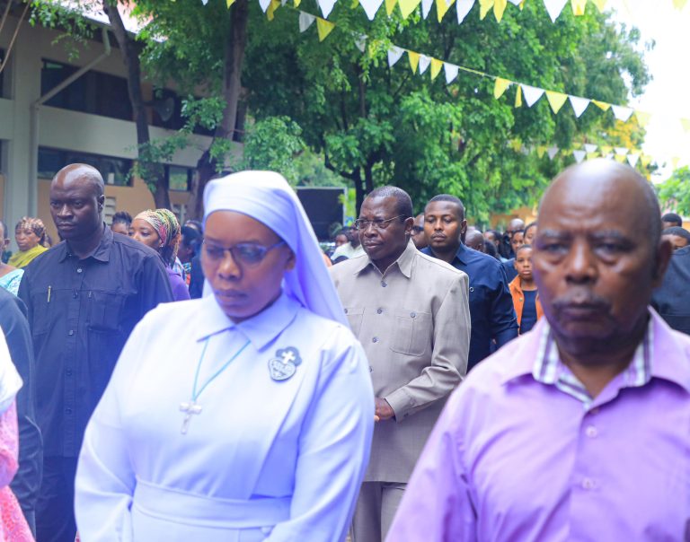 MAKAMU WA RAIS ASHIRIKI IBADA YA MWAKA MPYA KANISA KATOLIKI KIWANJA CHA NDEGE JIJINI DODOMA