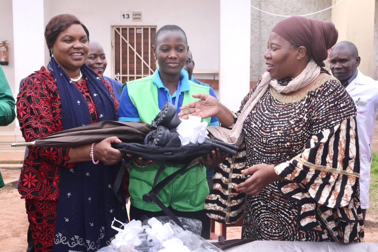 MHAGAMA AKABIDHI VITENDEA KAZI VYA SH. MILIONI 674.3 KWA WAHUDUMU WA AFYA NGAZI YA JAMII