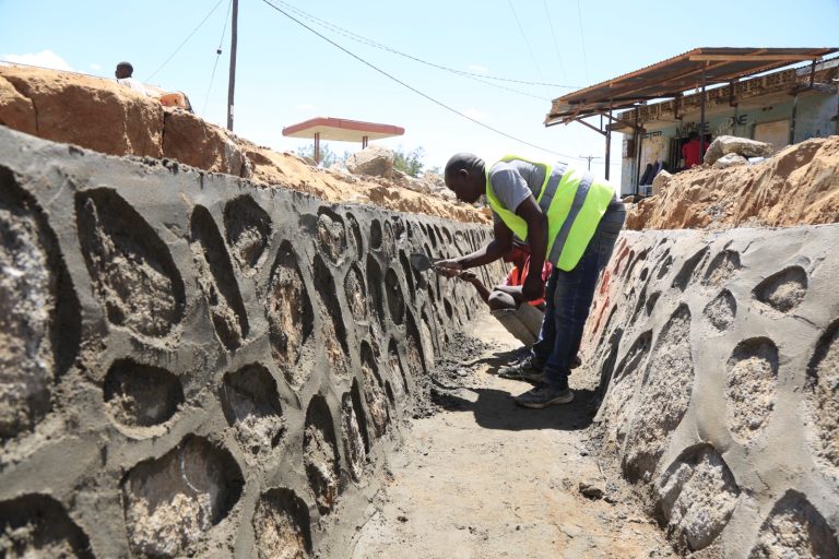 WANANCHI KITETO WAISHUKURU SERIKALI UJENZI WA MIUNDOMBINU YA BARABARA