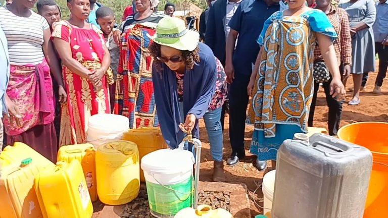 HISTORIA MPYA YAANDIKWA VITONGOJI VYA MAHUU NA KAVAMBUGHU, RAIS SAMIA ATAJWA SHUJAA. 