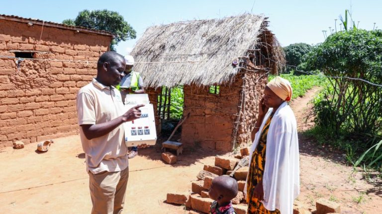 REA YAENDELEA KUHAMASISHA WANANCHI KUUNGANISHA UMEME NYUMBA KWA NYUMBA