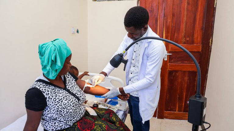 WANANCHI WAMPONGEZA RAIS SAMIA KUFIKISHA UMEME VITUO VYA AFYA VIJIJINI