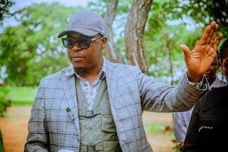 KUNDO AGOMA KUWEKA JIWE LA MSINGI MRADI WA MAJI VWAWA-MLOWO.