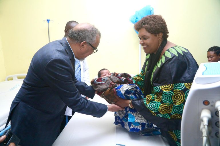 WAZIRI MHAGAMA, MKURUGENZI WA WHO WAKAGUA HUDUMA ZA MAMA MA MTOTO KITUO CHA AFYA MAKOLE DODOMA
