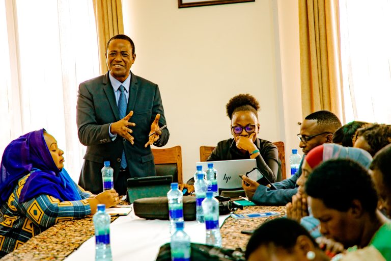 KAMATI YA BUNGE YAPONGEZA UENDESHAJI WA KIWANDA CHA KMTCL